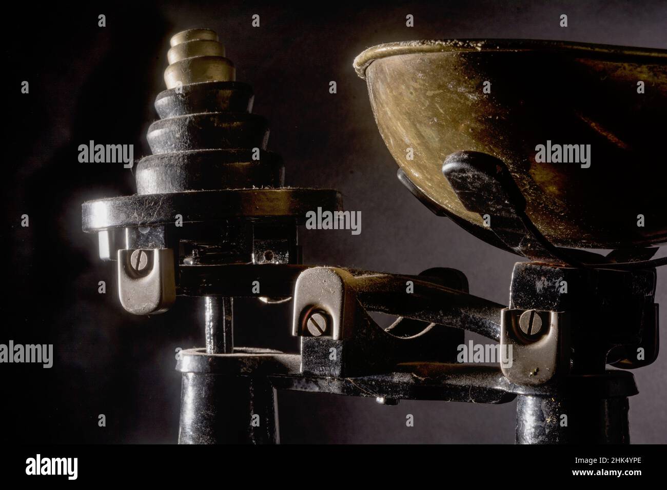 Vecchie bilance da cucina con illuminazione soffusa e raccolta di polvere Foto Stock