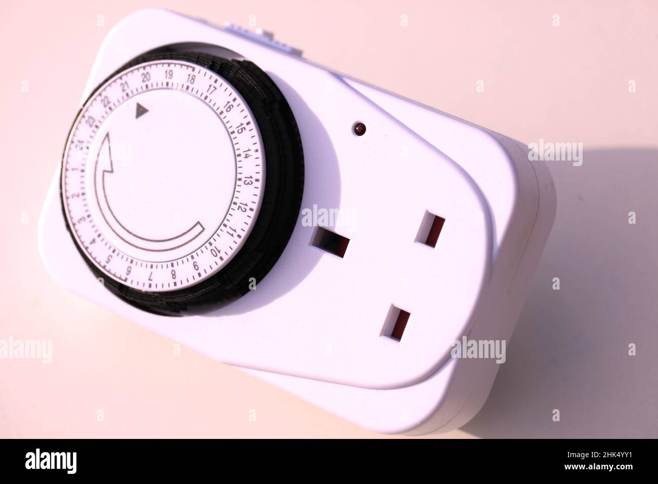 Energy Price Rises and Household Energy Costs - Save Energy Concept - primo piano di un interruttore a timer Foto Stock