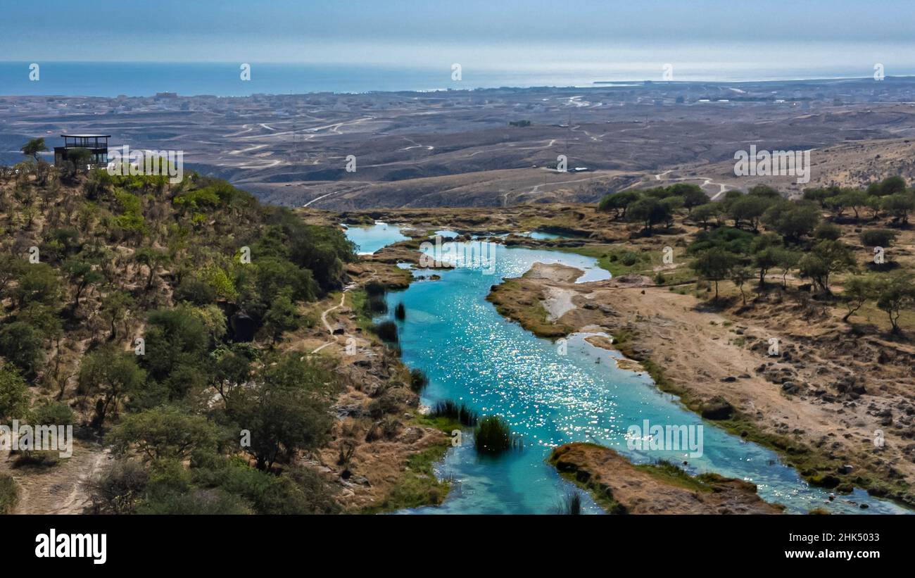 Antenna di un fiume turchese a Wadi Darbat, Salalah, Oman, Medio Oriente Foto Stock
