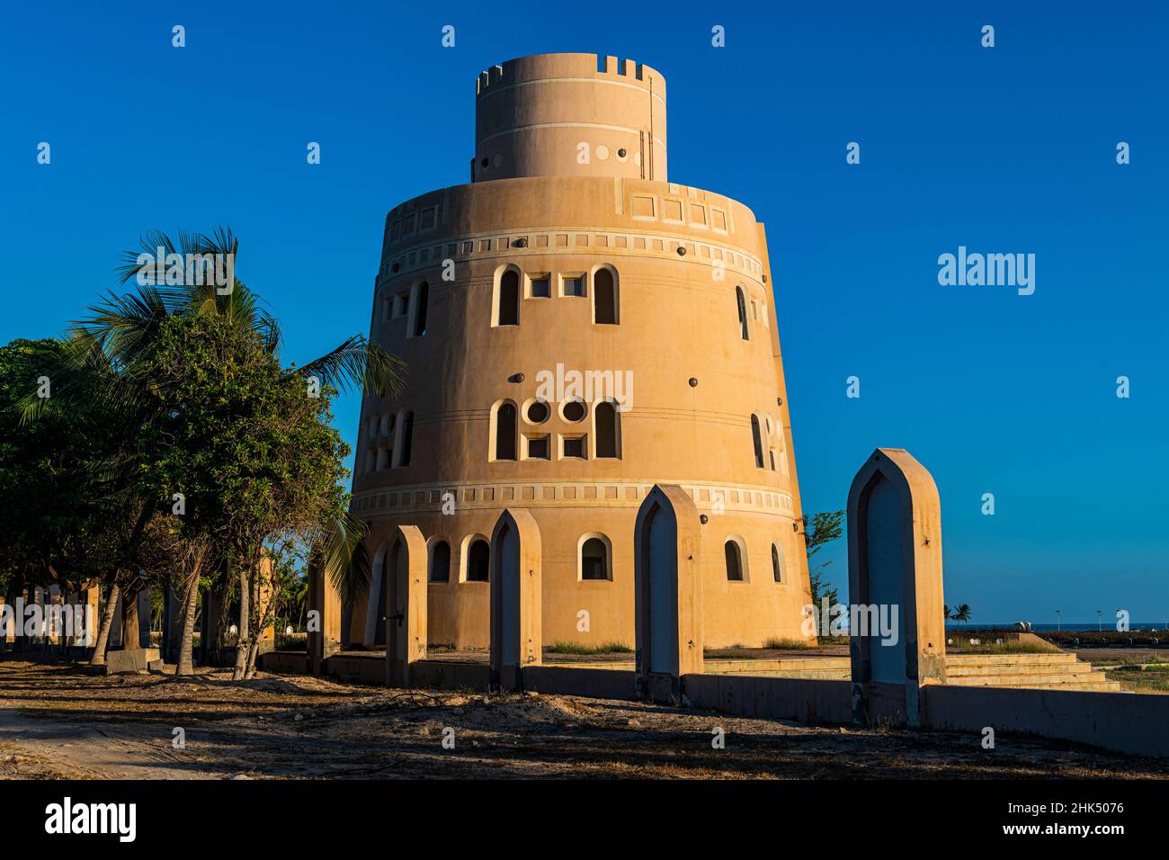 Ricostruita torre di difesa, Mirbat, Salalah, Oman, Medio Oriente Foto Stock