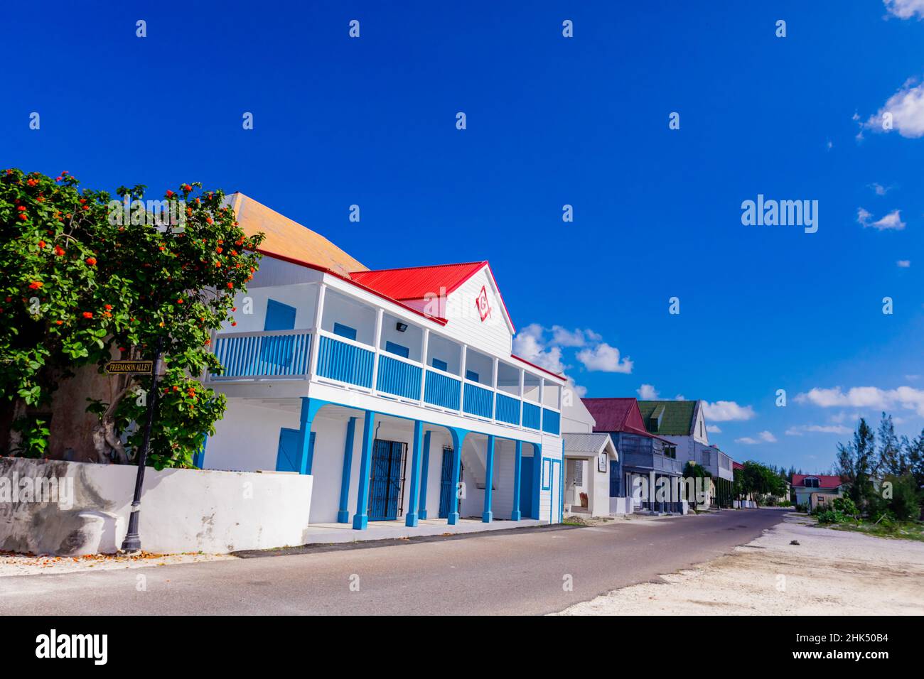 Old Masonic Lodge, uno di una collezione colorata di edifici a Cockburn Town, Turks e Caicos Islands, Atlantico, America Centrale Foto Stock