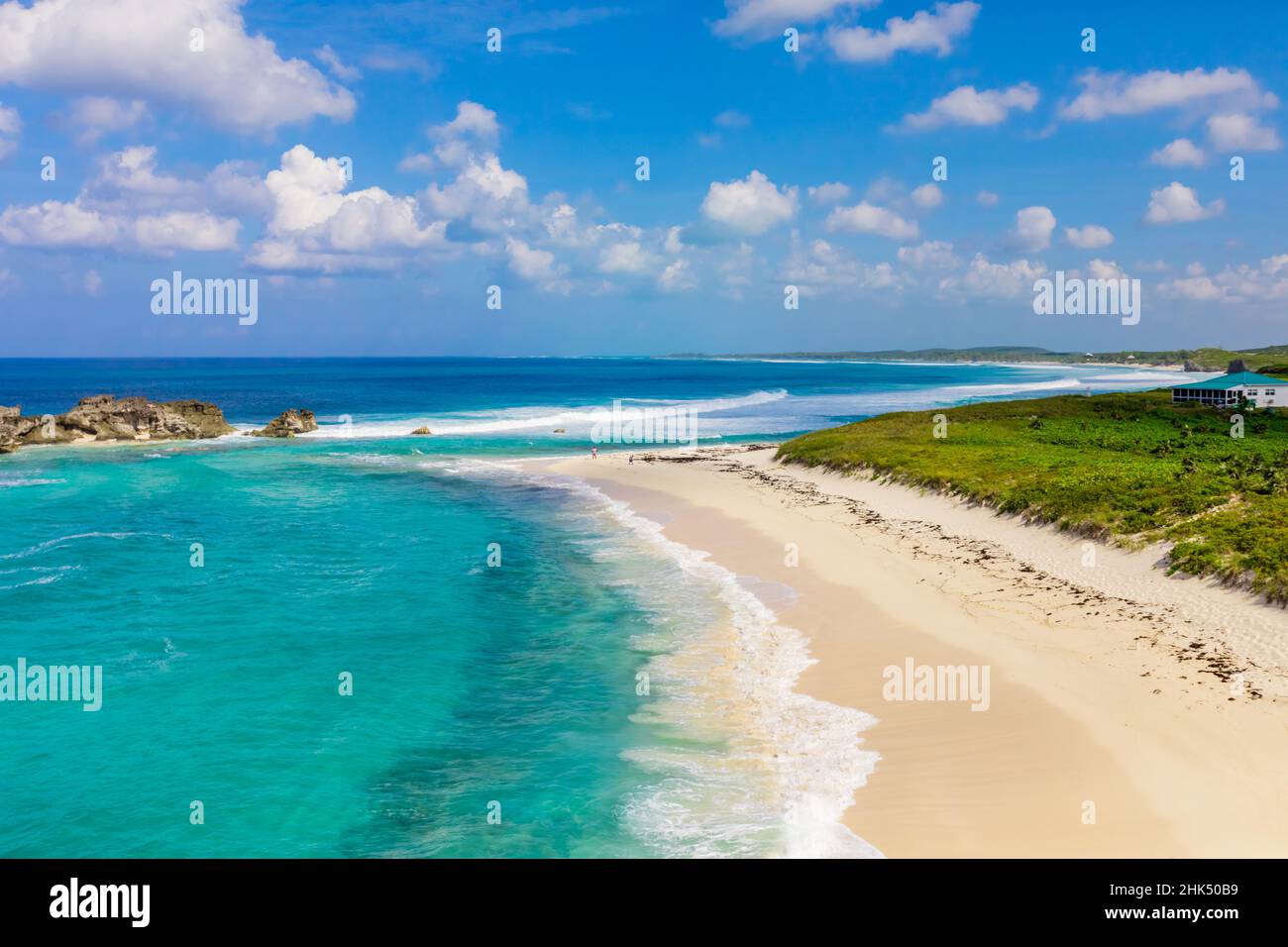 Vista della spiaggia lungo il percorso escursionistico Crossing Places dietro il Dragon Cay Resort, Turks e Caicos Islands, Atlantico, America Centrale Foto Stock
