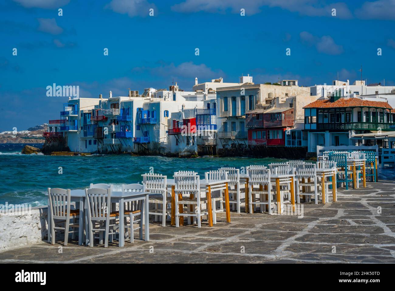 Vista della piccola Venezia e tavoli da ristoranti nella città di Mykonos, Mykonos, Isole Cicladi, Isole Greche, Mar Egeo, Grecia, Europa Foto Stock