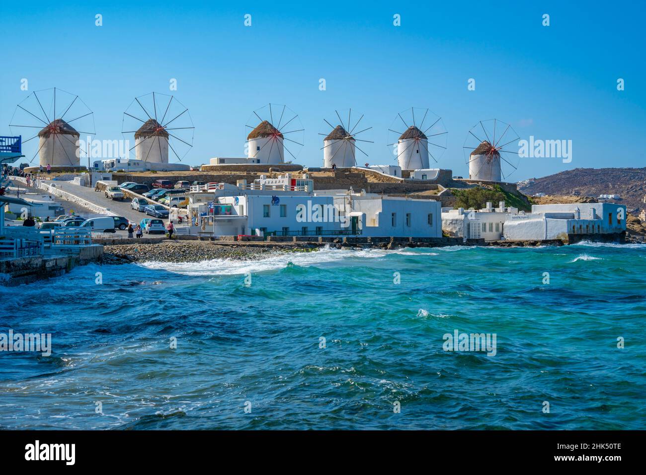 Vista dei mulini a vento nella città di Mykonos, Mykonos, Isole Cicladi, Isole Greche, Mar Egeo, Grecia, Europa Foto Stock