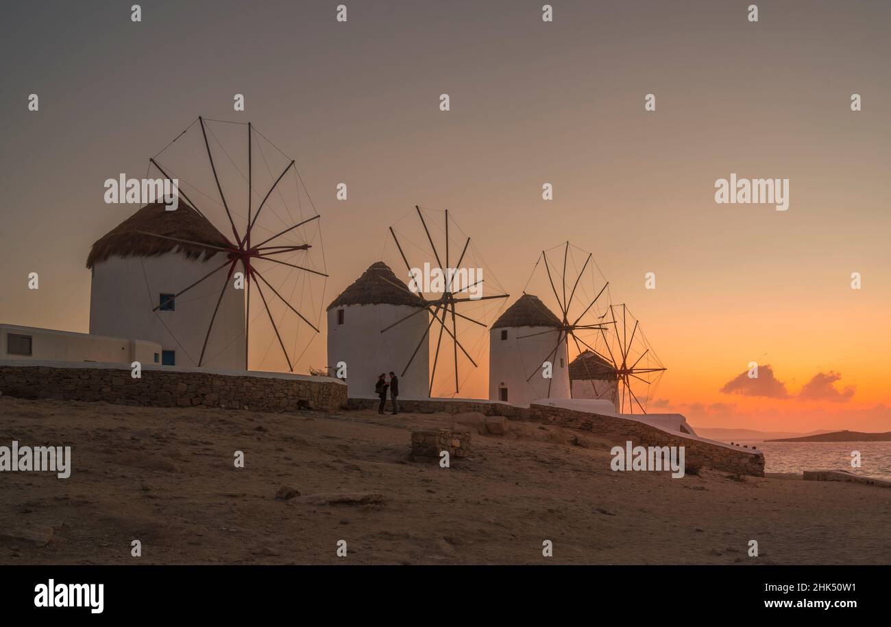 Vista dei mulini a vento nella città di Mykonos al tramonto, Mykonos, Isole Cicladi, Isole Greche, Mar Egeo, Grecia, Europa Foto Stock