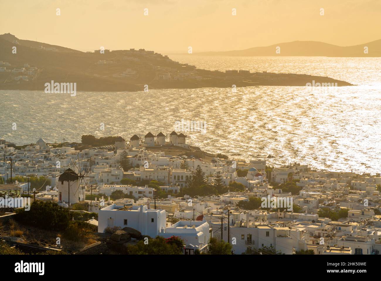 Vista dei mulini di farina e del mare, città di Mykonos, Mykonos, Isole Cicladi, Isole Greche, Mar Egeo, Grecia, Europa Foto Stock