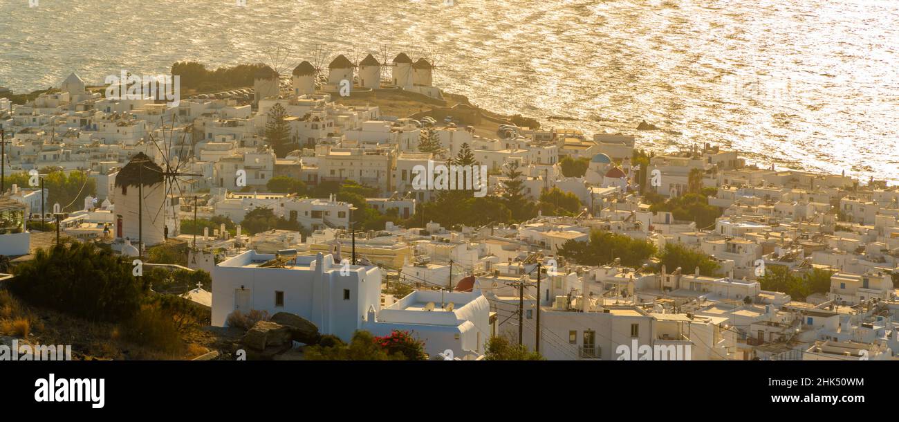 Vista dei mulini di farina e del mare, città di Mykonos, Mykonos, Isole Cicladi, Isole Greche, Mar Egeo, Grecia, Europa Foto Stock