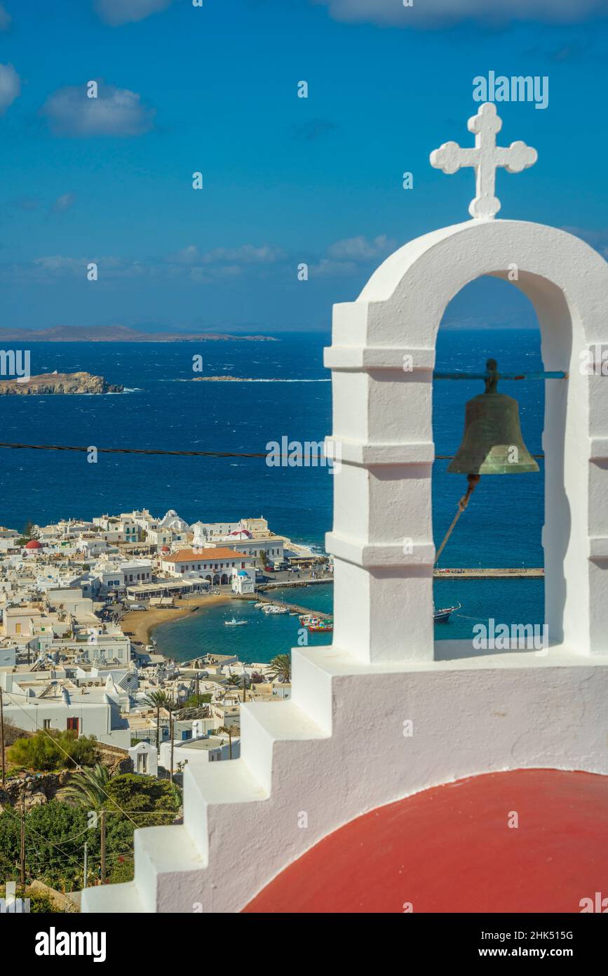 Vista rialzata di piccola cappella bianca, Porto Vecchio e città, Mykonos Town, Mykonos, Isole Cicladi, Isole Greche, Mar Egeo, Grecia, Europa Foto Stock