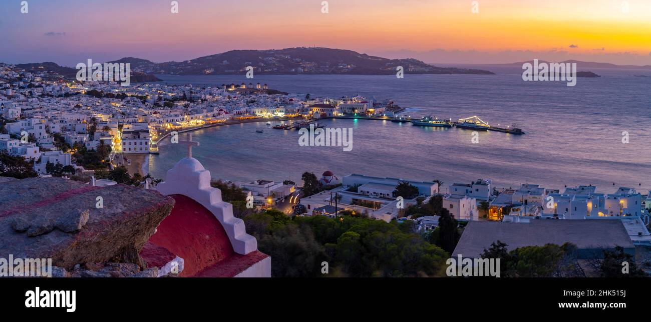 Vista della cappella e della città dal punto di vista elevato al tramonto, Mykonos Town, Mykonos, Isole Cicladi, Isole Greche, Mar Egeo, Grecia, Europa Foto Stock