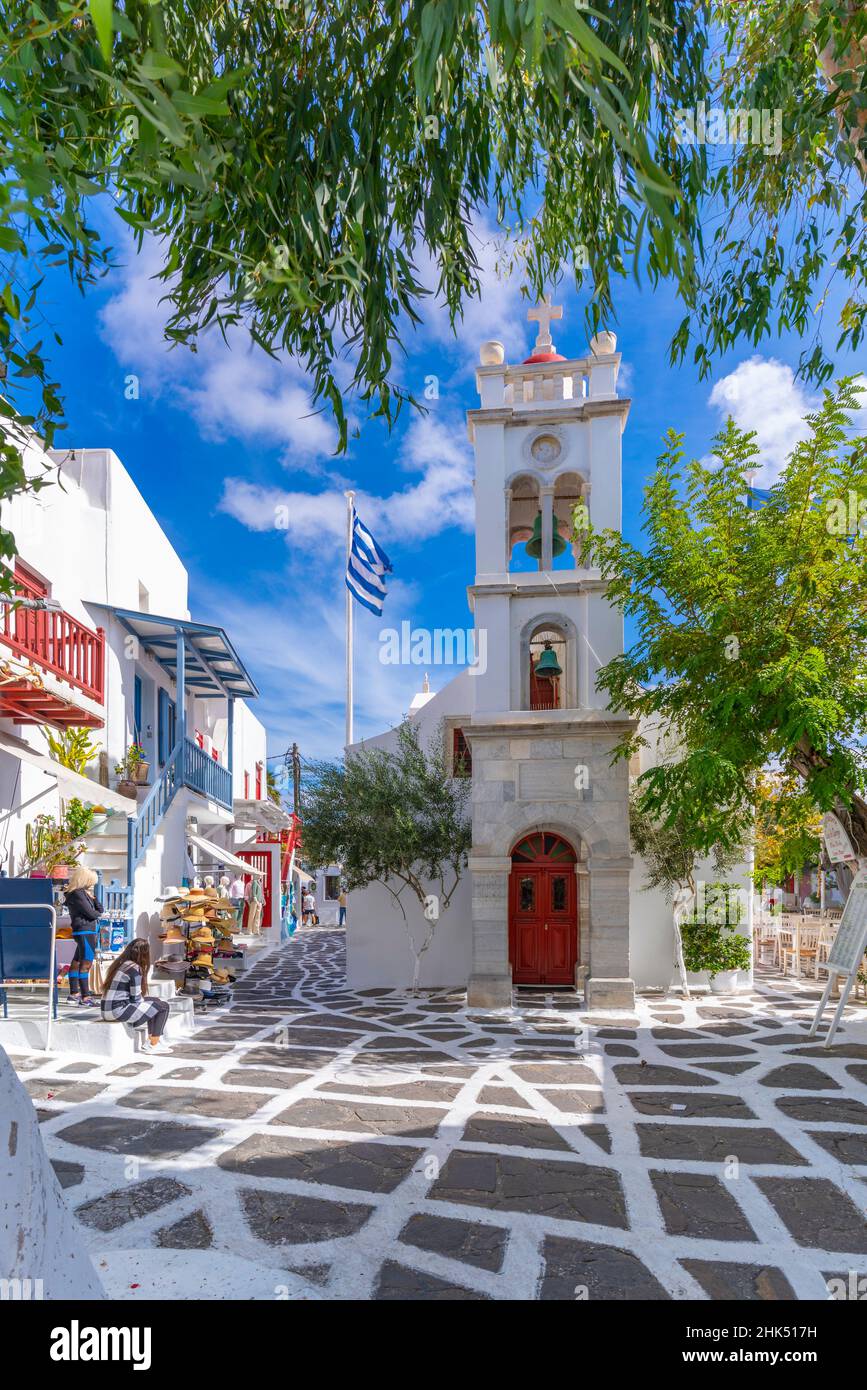 Vista della Chiesa Metropolitana in strada acciottolata, Mykonos Town, Mykonos, Isole Cicladi, Isole Greche, Mar Egeo, Grecia, Europa Foto Stock