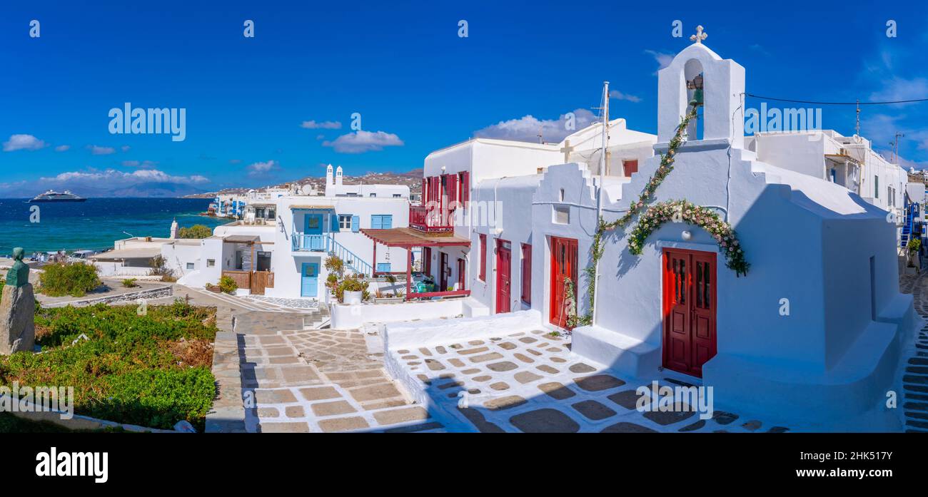 Vista della piccola cappella bianca e piccola Venezia, Mykonos Town, Mykonos, Isole Cicladi, Isole Greche, Mar Egeo, Grecia, Europa Foto Stock