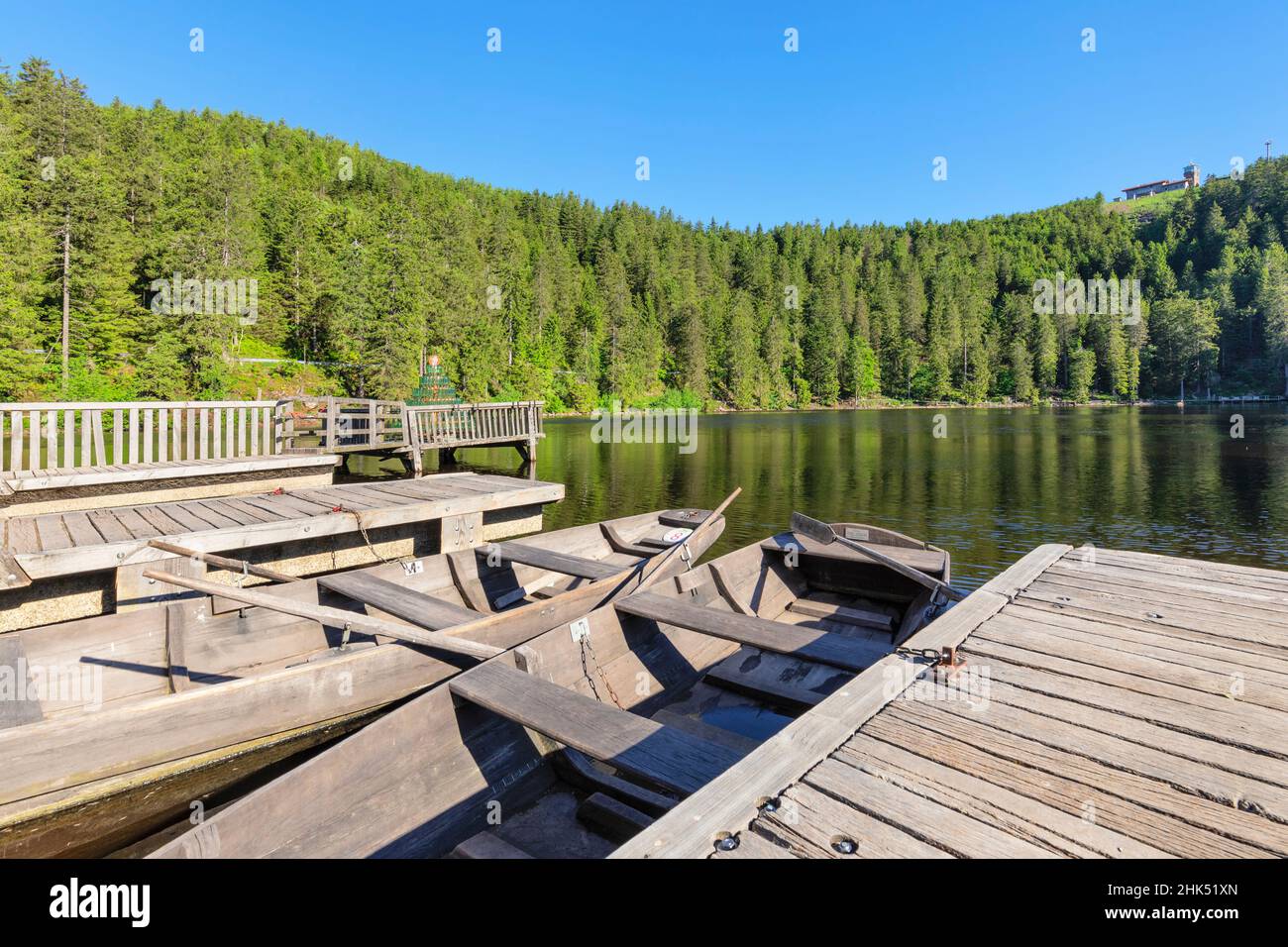 Vista sul lago Mummelsee fino al monte Hornisgrinde, Parco Nazionale della Foresta Nera, Baden-Wurttemberg, Germania, Europa Foto Stock