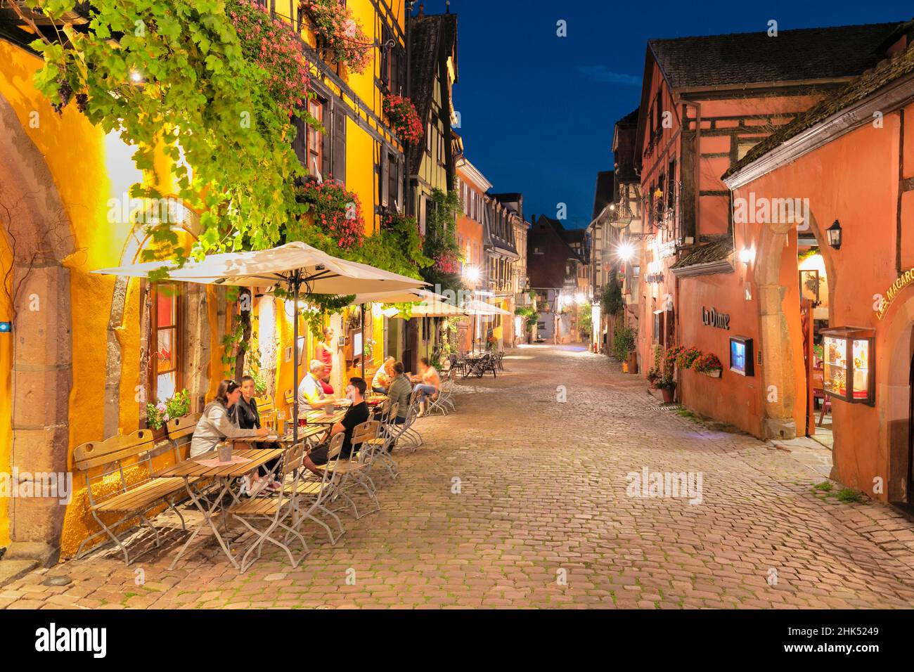 Enoteca in Rue du General de Gaulle, Riquewhir, Alsazia, strada del vino alsaziano, Alto Reno, Francia, Europa Foto Stock