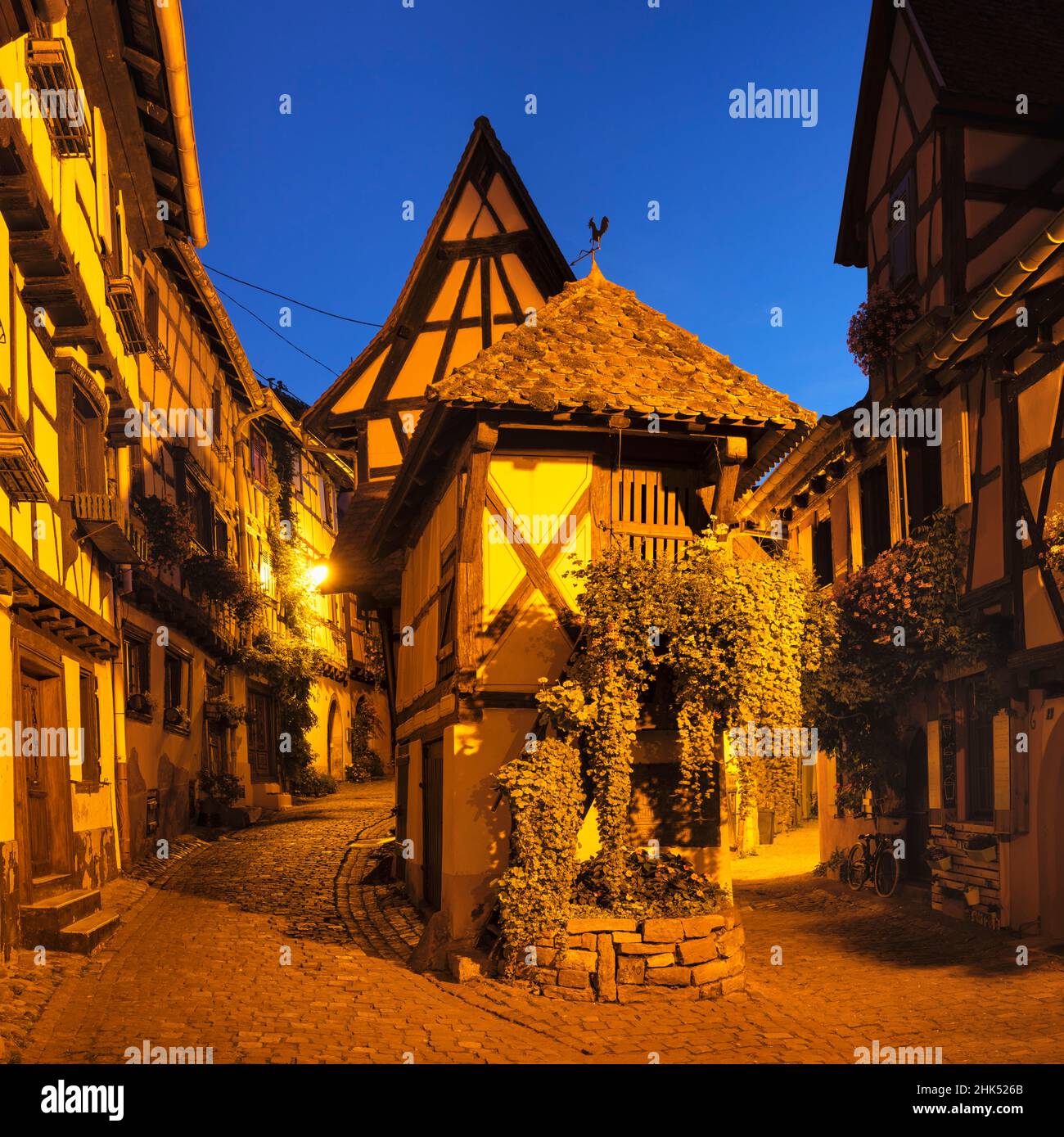 Case a graticcio nel centro storico di Eguisheim, Alsazia, strada del vino alsaziano, Alto Reno, Francia, Europa Foto Stock