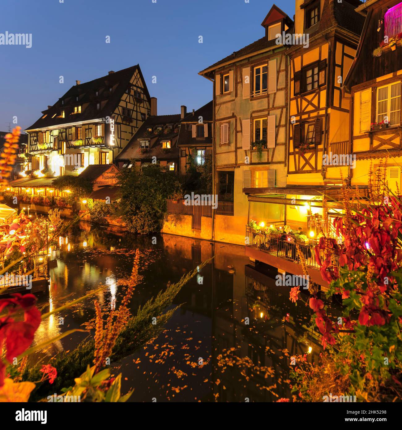 Ristorante accanto al fiume Lauch, quartiere Petite Venise, Colmar, Alsazia, Alto Reno, Francia, Europa Foto Stock