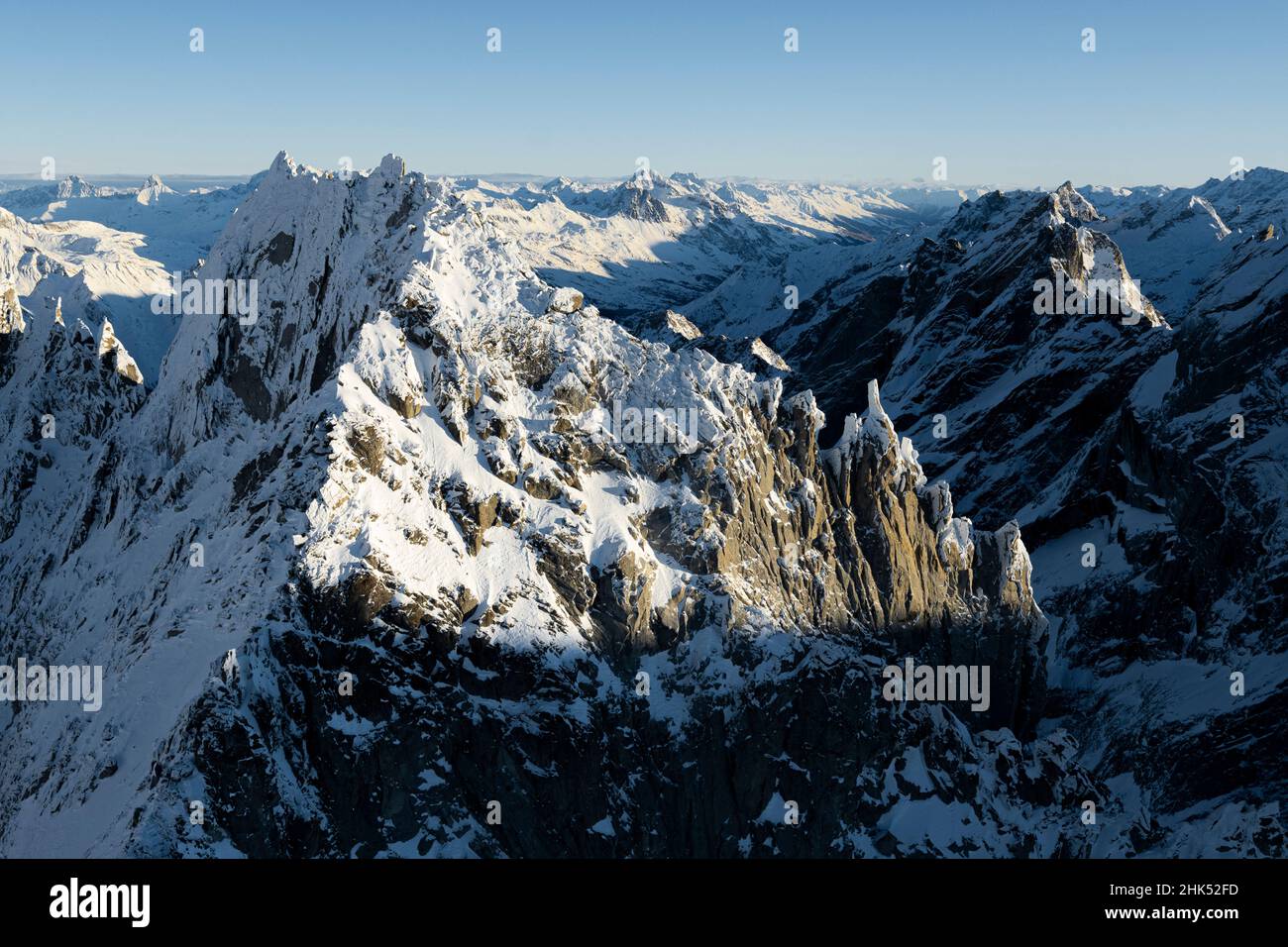 Veduta aerea dei pinnacoli di roccia del maestoso monte Sciora di dentro, Val Bregaglia, Cantone di Graubunden, Svizzera, Europa Foto Stock