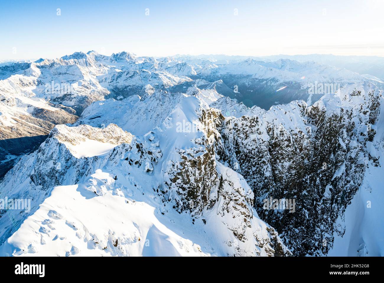 Alba invernale sul Monte Disgrazia innevato, vista aerea, Valmalenco, provincia di Sondrio, Valtellina, Lombardia, Italia, Europa Foto Stock