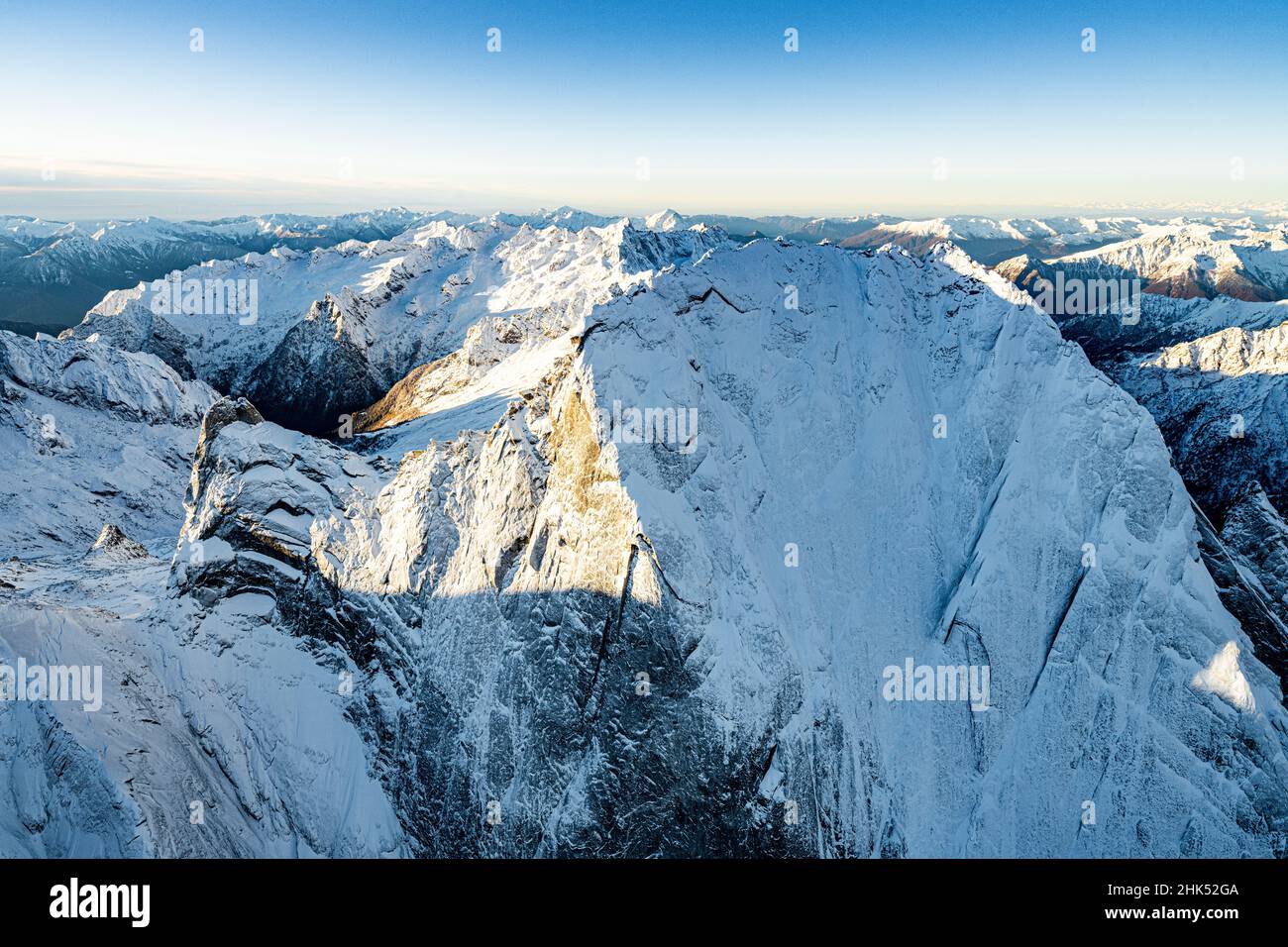 Veduta aerea di maestose rocce del Pizzo Badile innevato in inverno, Val Bregaglia, Cantone di Graubunden, Svizzera, Europa Foto Stock