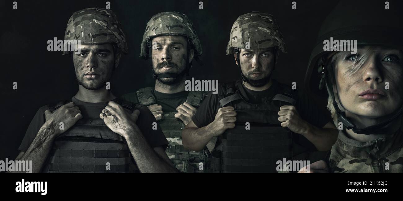 Collage concettuale con giovani soldati maschi e femmine isolati su sfondo scuro. Uomini e donne in uniforme militare in guerra. Foto Stock