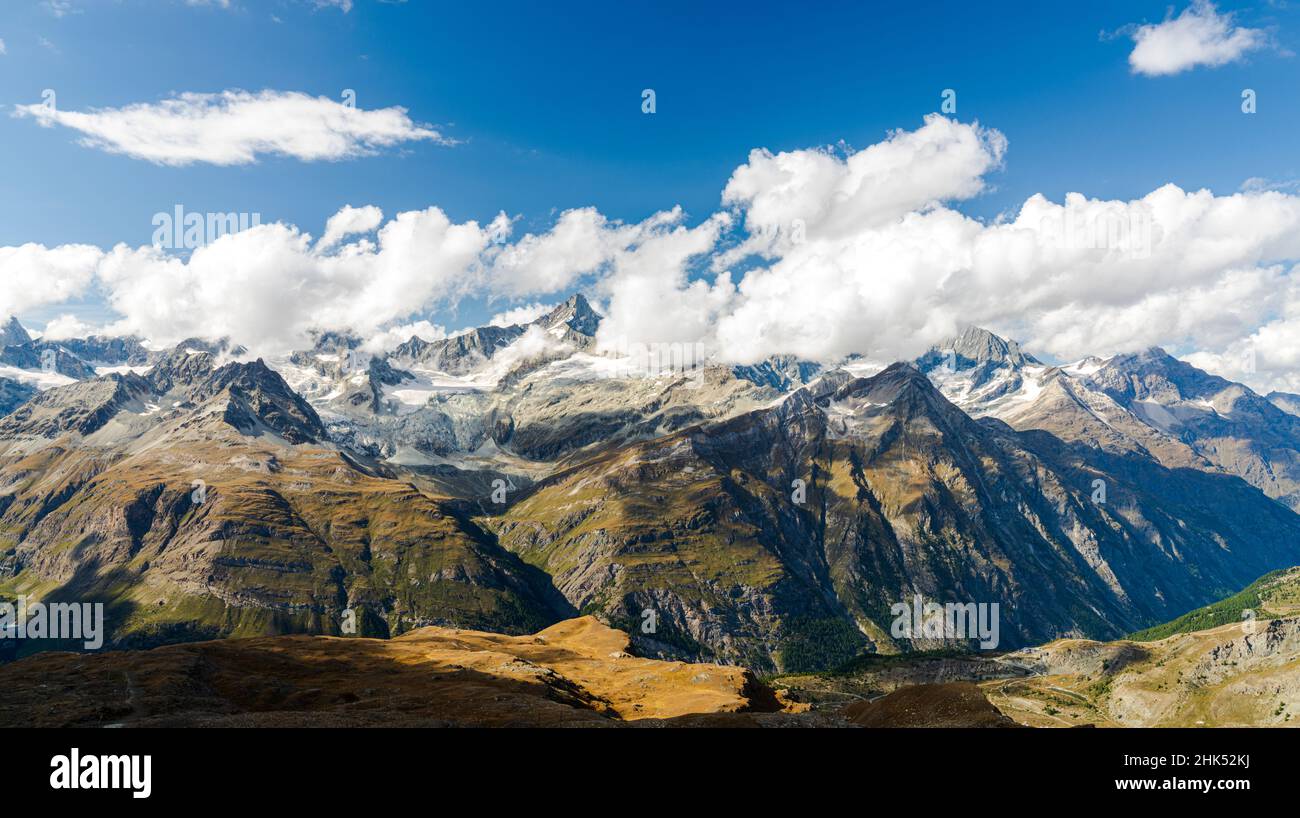 Sole che brilla sulla vetta dello Zinalrothorn attraverso le nuvole, Vallese Cantone, Alpi Svizzere, Svizzera, Europa Foto Stock