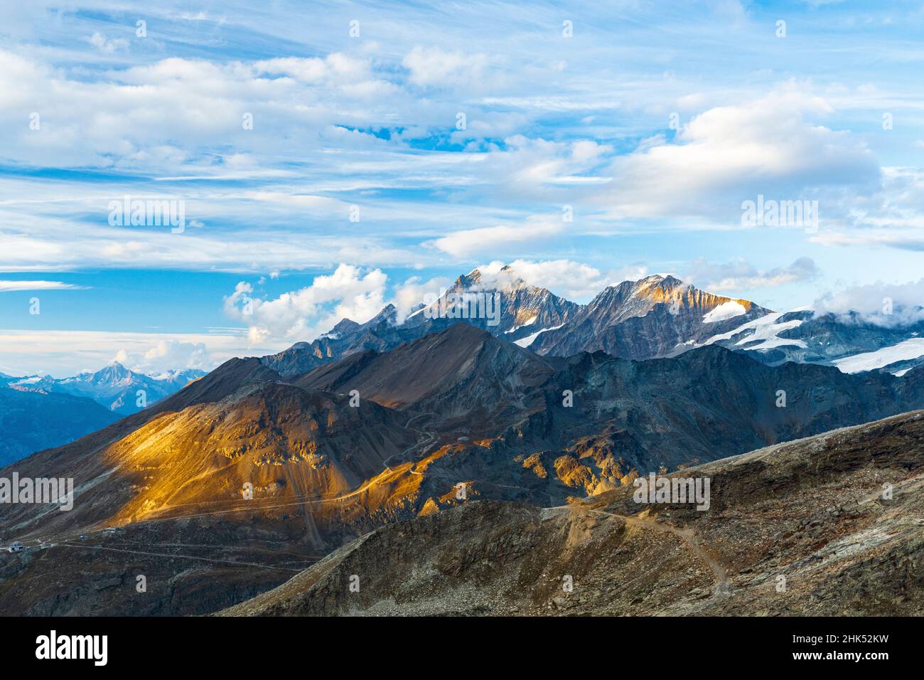 La luce del sole sulle maestose vette del Dom, del Taschhorn e dell'Alphubel, di Zermatt, del Vallese, delle Alpi svizzere, della Svizzera, Europa Foto Stock