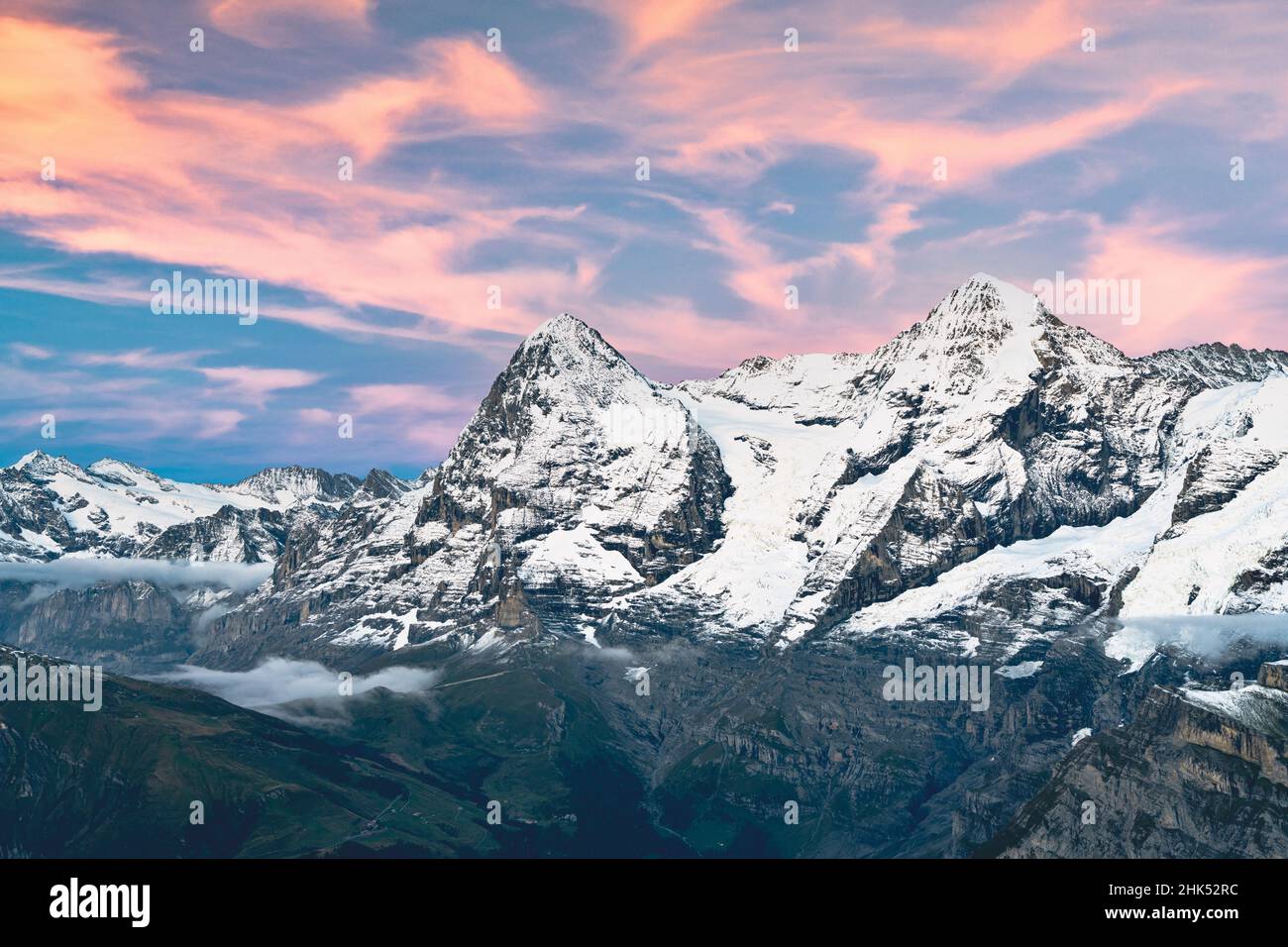 Montagne maestose Eiger e Monch sotto le nuvole rosa al tramonto, Murren Birg, Jungfrau Regione, Berna Canton, Alpi svizzere, Svizzera, Europa Foto Stock