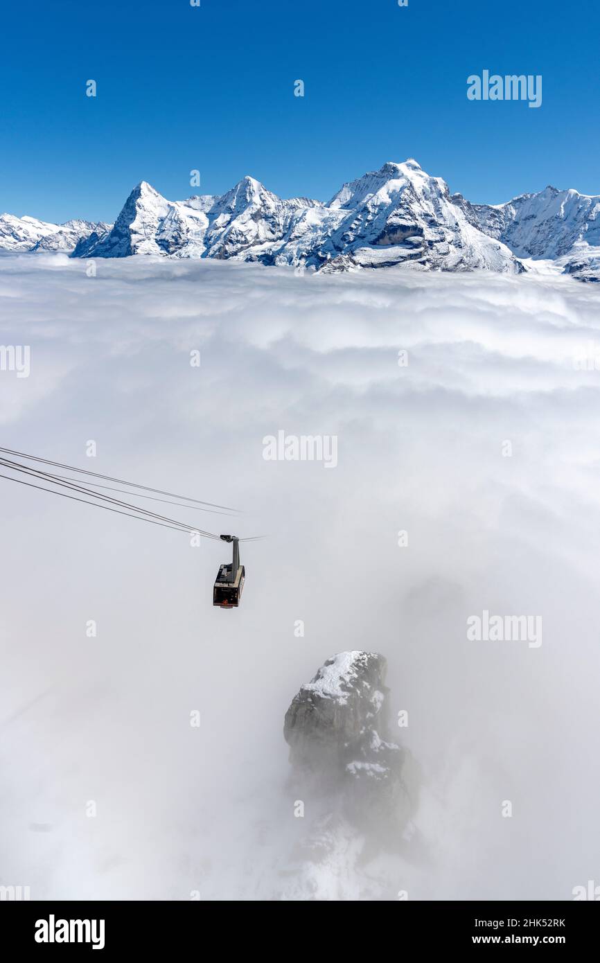 Cielo limpido sulle vette innevate di Eiger, Monch, Jungfrau con funivia Schilthorn in nebbia fitta, Canton Berna, Alpi svizzere, Svizzera, Europa Foto Stock