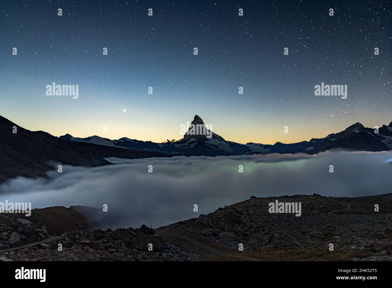 Notte stellata sul Cervino nella nebbia, Zermatt, Canton Vallese, Alpi svizzere, Svizzera, Europa Foto Stock