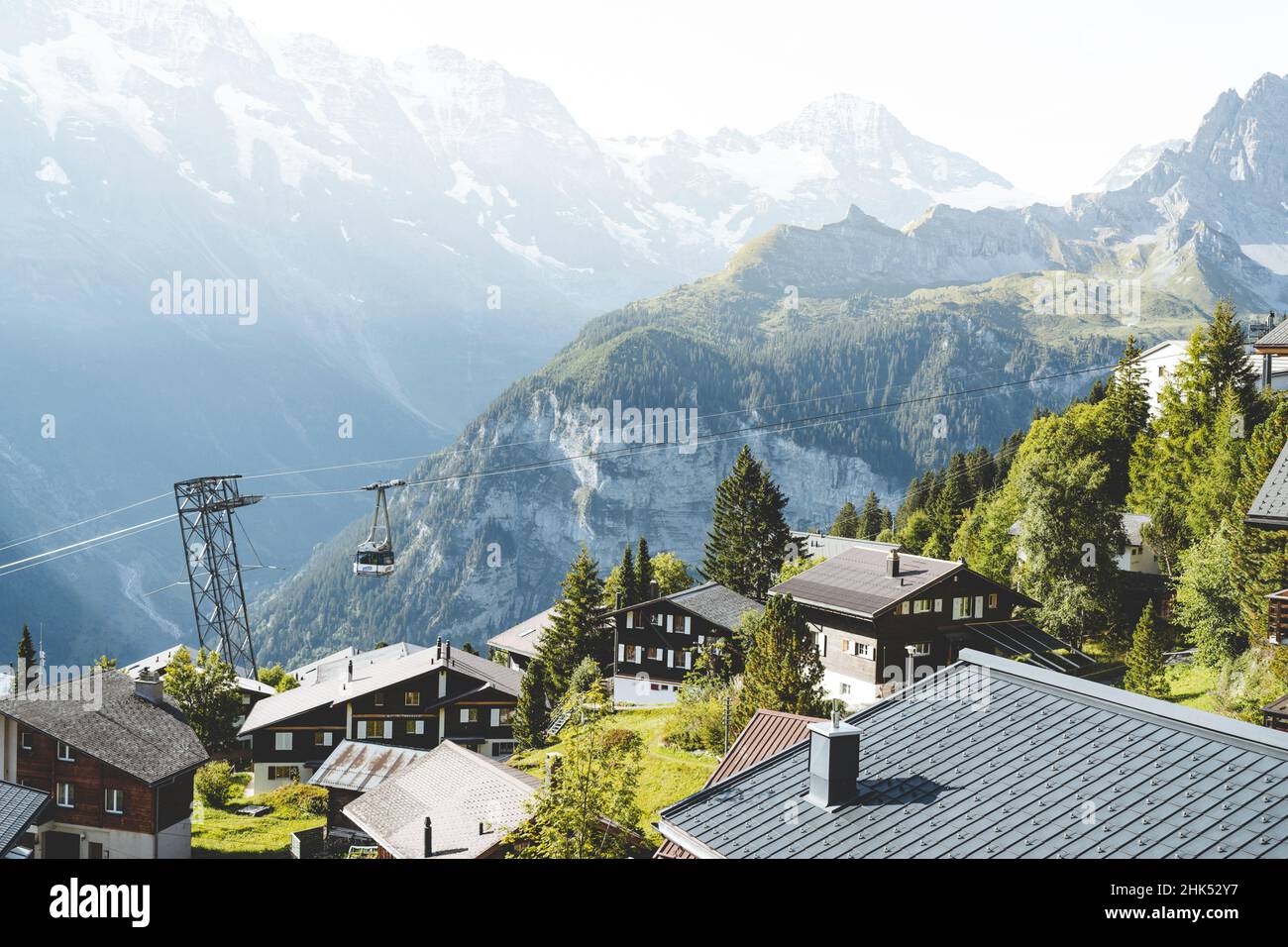 Funivia di Schilthorn che attraversa il villaggio alpino di Murren, regione dello Jungfrau, Canton Berna, Alpi svizzere, Svizzera, Europa Foto Stock