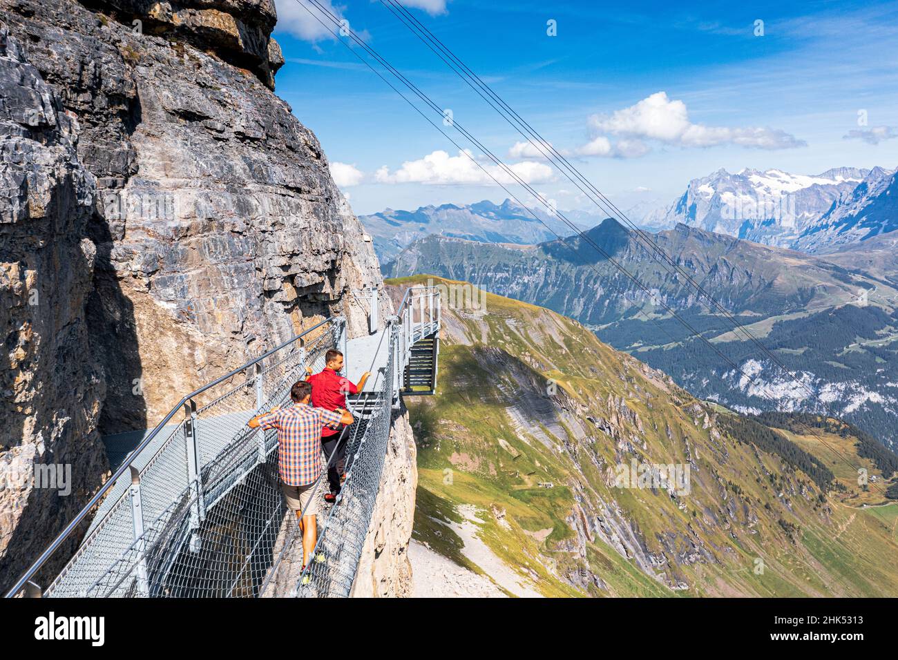 Le persone sul sentiero d'acciaio brivido costruito lungo una ripida parete rocciosa, Murren Birg, Jungfrau Regione, Canton Berna, Svizzera, Europa Foto Stock