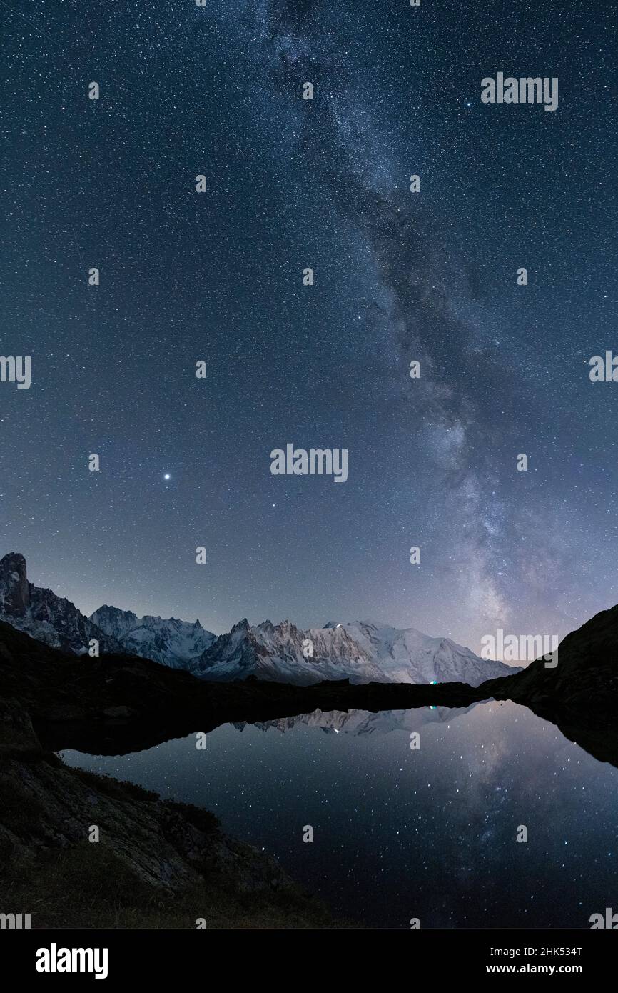 Via lattea nel cielo stellato sopra il Monte Bianco e Grandes Jorasses vista da Lacs de Cheserys, Chamonix, Haute Savoie, Alpi francesi, Francia, Europa Foto Stock