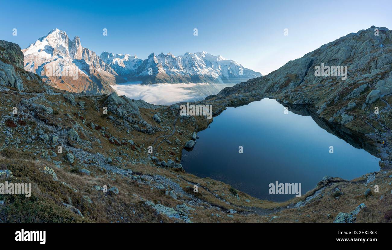 Monte Bianco, Grandes Jorasses, Aiguille Verte maestose cime vista dal Lacs de Cheserys incontaminato, Haute Savoie, Alpi francesi, Francia, Europa Foto Stock