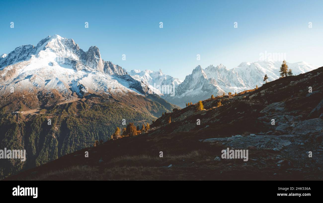 Nebbia d'autunno su Aiguille Verte, Dent du Geant, Aiguilles du Chamonix e Monte Bianco coperti di neve, alta Savoia, Alpi francesi, Francia, Europa Foto Stock
