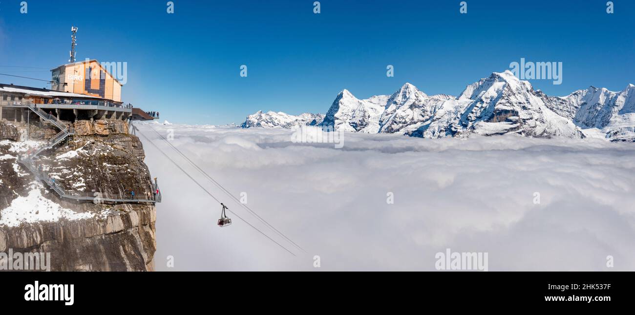 Vista aerea della funivia in nebbia con le cime di Eiger, Monch, Jungfrau sullo sfondo, Murren Birg, Jungfrau Region, Berna, Alpi svizzere, Svizzera Foto Stock