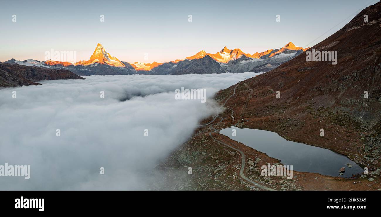 Matterhorn, Dent Blanche, Wellenkuppe e Zinalrothorn cime nella nebbia dal lago di Stellisee, Zermatt, Vallese cantone, Alpi svizzere, Svizzera, Europa Foto Stock