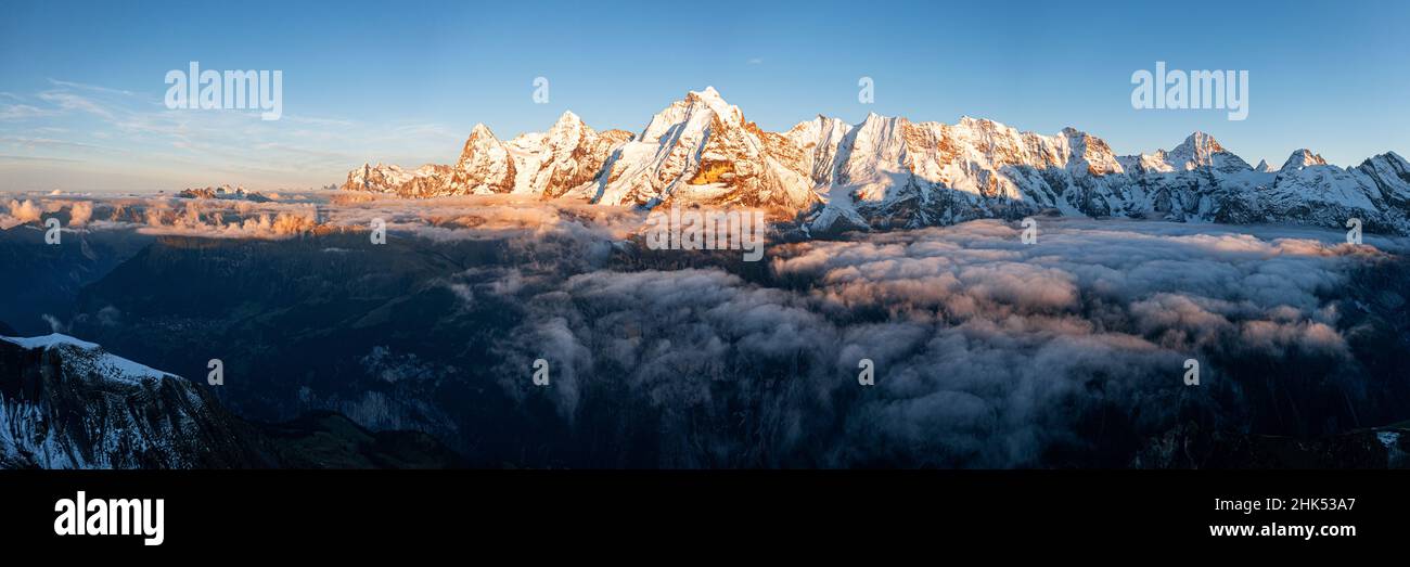 Cielo ondoso al tramonto sulle maestose rocce di Eiger, Monch e Jungfrau, Murren Birg, Jungfrau Region, Berna, Alpi svizzere, Svizzera, Europa Foto Stock
