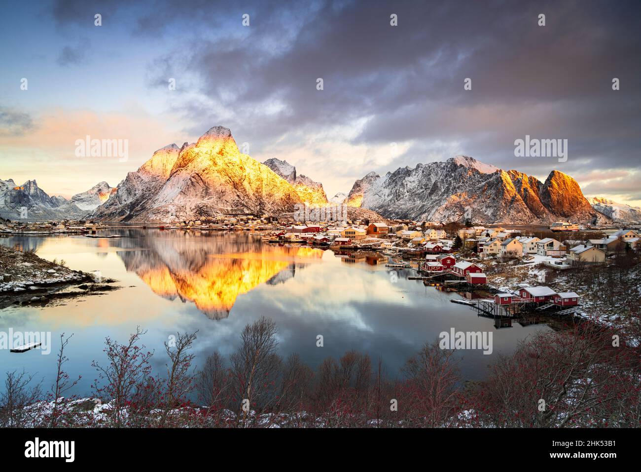 Cielo drammatico all'alba sul Monte Olstind coperto di neve, Reine Bay, Nordland, Isole Lofoten, Norvegia, Scandinavia, Europa Foto Stock
