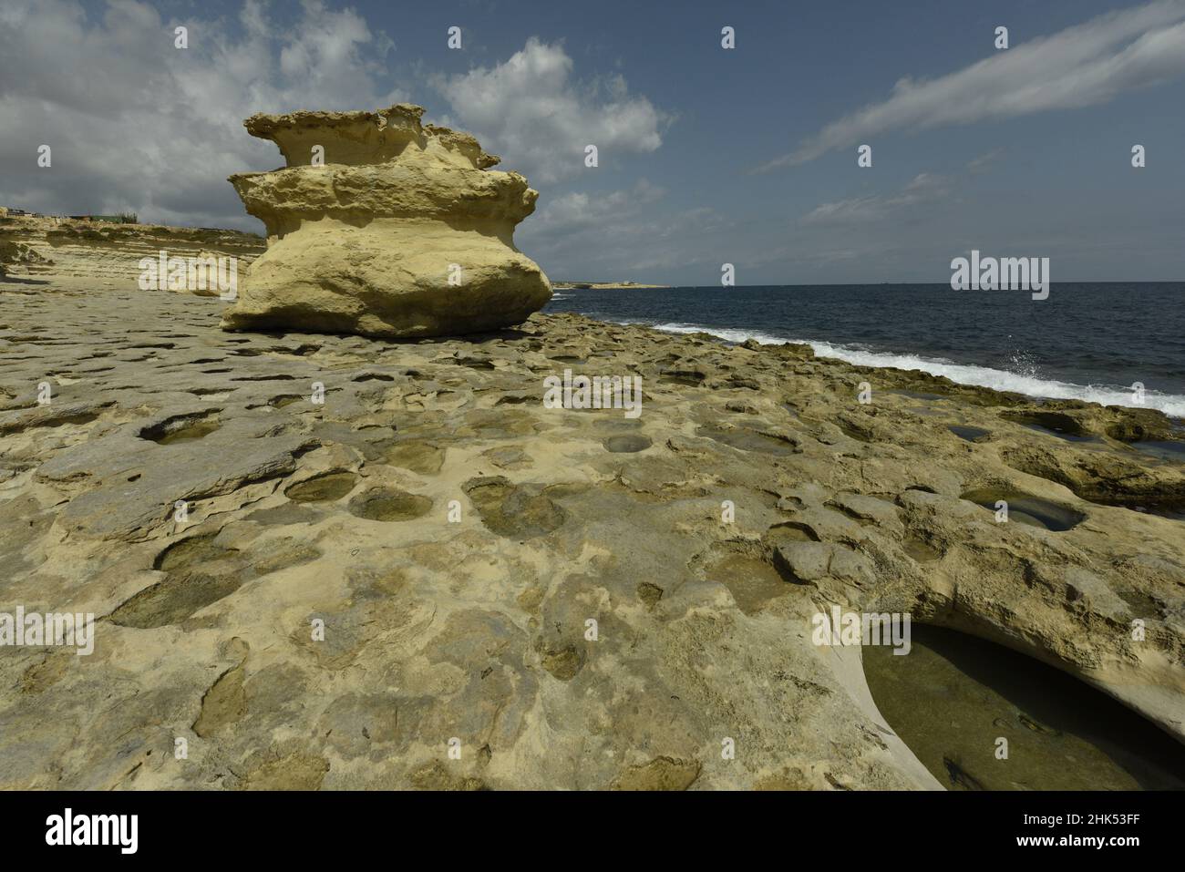 Formazioni rocciose presso la piscina di San Pietro vicino a Marsaxlokk, Malta, Mediterraneo, Europa Foto Stock