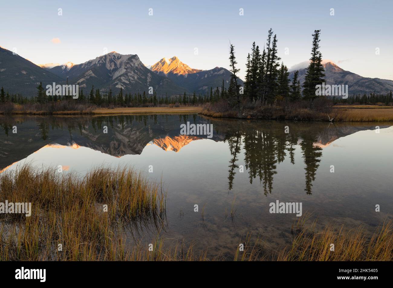 Athabasca River con Esplanade Mountain, Whitecap Mountain e Gargoyle Mountain all'alba in autunno, Jasper National Park Foto Stock