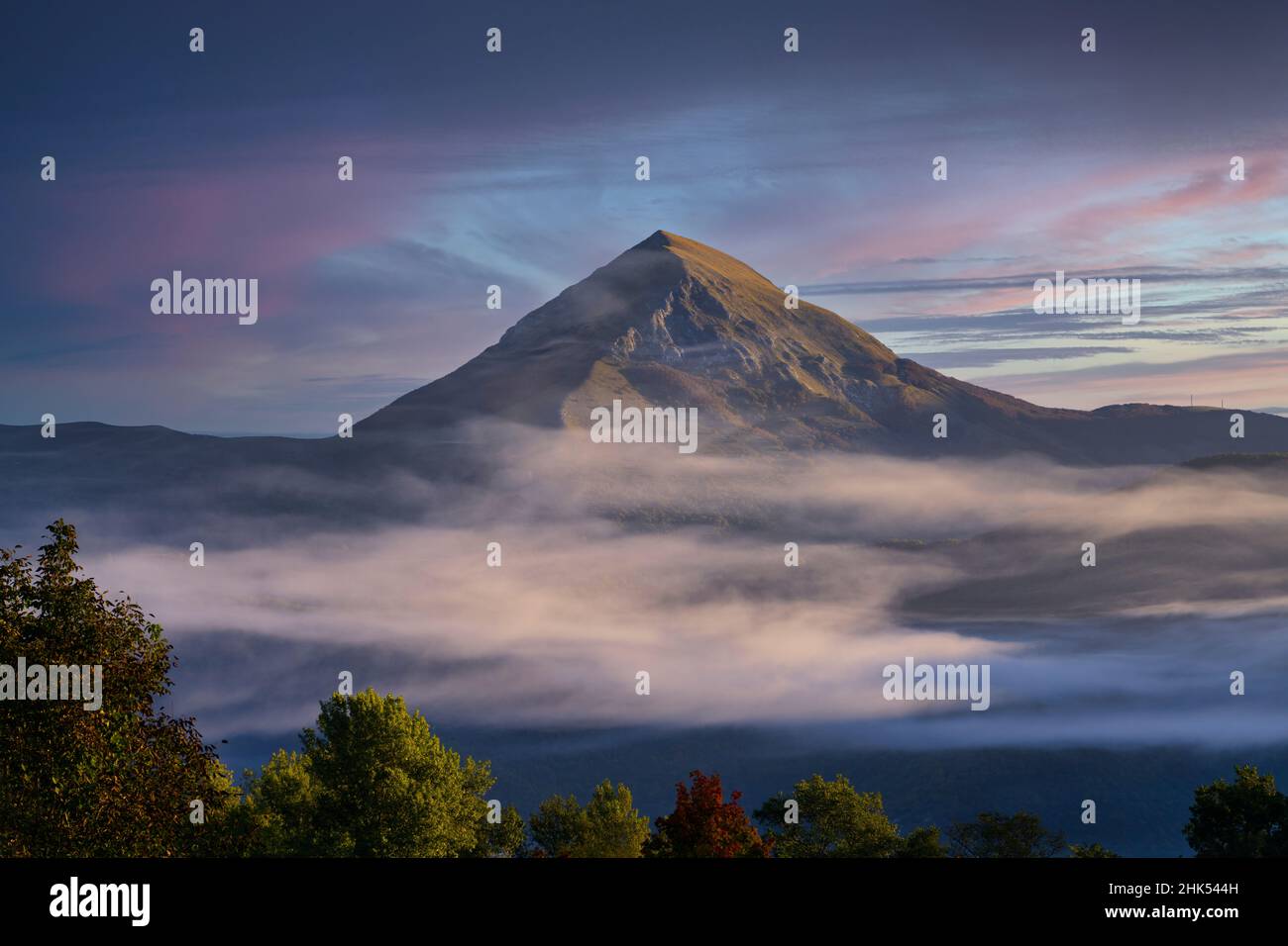 Monte acuto all'alba in autunno, Appennini, Umbria, Italia, Europa Foto Stock