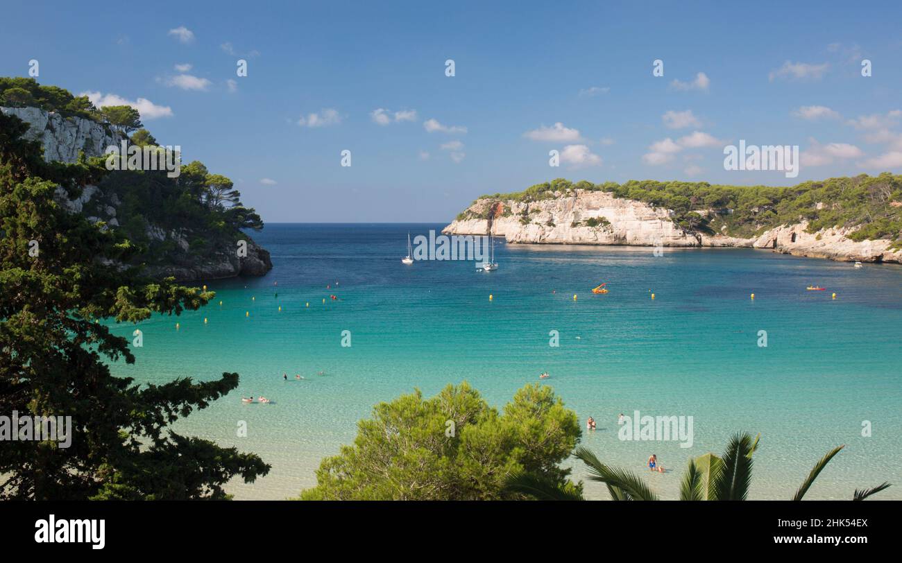 Vista sulle acque turchesi del Mar Mediterraneo a lontane scogliere bianche, Cala Galdana, Minorca, Isole Baleari, Spagna, Mediterraneo, Europa Foto Stock