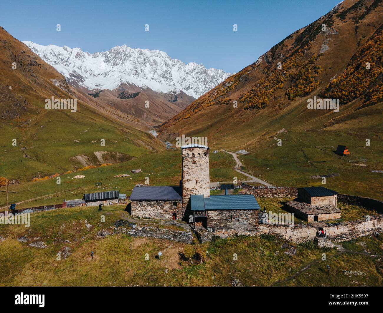 Vista del Monte Shkhara con la Chiesa iconica di San Giorgio, Ushguli, Mestia, Samegrelo-Svaneti superiore, Georgia (Sakartvelo), Asia centrale, Asia Foto Stock