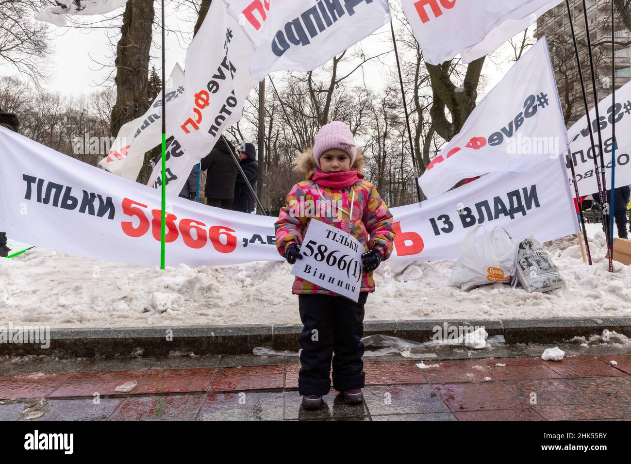 Kiev, Ucraina. 01st Feb 2022. I membri dell'organizzazione Save FOP protestano davanti agli edifici governativi nel centro di Kiev per protestare contro la mancanza di opportunità di affari durante il blocco di Coronavirus - Kiev, Ucraina il 1 febbraio 2022. I manifestanti continuano le loro marce anti-blocco nonostante l'aumento della tensione con la Russia, mentre la Russia ha massacrato più di 100 mila soldati al confine ucraino e l'Occidente teme che l'Ucraina possa essere invasa. (Foto di Dominika Zarzycka/Sipa USA) Credit: Sipa USA/Alamy Live News Foto Stock Kiev, Ucraina. 01st Feb 2022. I membri dell'organizzazione Save FOP protestano davanti agli edifici governativi nel centro di Kiev per protestare contro la mancanza di opportunità di affari durante il blocco di Coronavirus - Kiev, Ucraina il 1 febbraio 2022. I manifestanti continuano le loro marce anti-blocco nonostante l'aumento della tensione con la Russia, mentre la Russia ha massacrato più di 100 mila soldati al confine ucraino e l'Occidente teme che l'Ucraina possa essere invasa. (Foto di Dominika Zarzycka/Sipa USA) Credit: Sipa USA/Alamy Live News Foto Stock