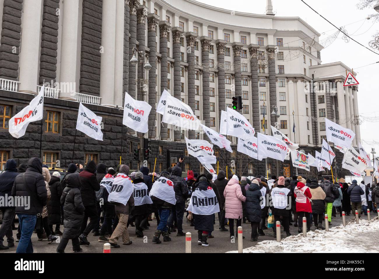 Kiev, Ucraina. 01st Feb 2022. I membri dell'organizzazione Save FOP protestano davanti agli edifici governativi nel centro di Kiev per protestare contro la mancanza di opportunità di affari durante il blocco di Coronavirus - Kiev, Ucraina il 1 febbraio 2022. I manifestanti continuano le loro marce anti-blocco nonostante l'aumento della tensione con la Russia, mentre la Russia ha massacrato più di 100 mila soldati al confine ucraino e l'Occidente teme che l'Ucraina possa essere invasa. (Foto di Dominika Zarzycka/Sipa USA) Credit: Sipa USA/Alamy Live News Foto Stock Kiev, Ucraina. 01st Feb 2022. I membri dell'organizzazione Save FOP protestano davanti agli edifici governativi nel centro di Kiev per protestare contro la mancanza di opportunità di affari durante il blocco di Coronavirus - Kiev, Ucraina il 1 febbraio 2022. I manifestanti continuano le loro marce anti-blocco nonostante l'aumento della tensione con la Russia, mentre la Russia ha massacrato più di 100 mila soldati al confine ucraino e l'Occidente teme che l'Ucraina possa essere invasa. (Foto di Dominika Zarzycka/Sipa USA) Credit: Sipa USA/Alamy Live News Foto Stock