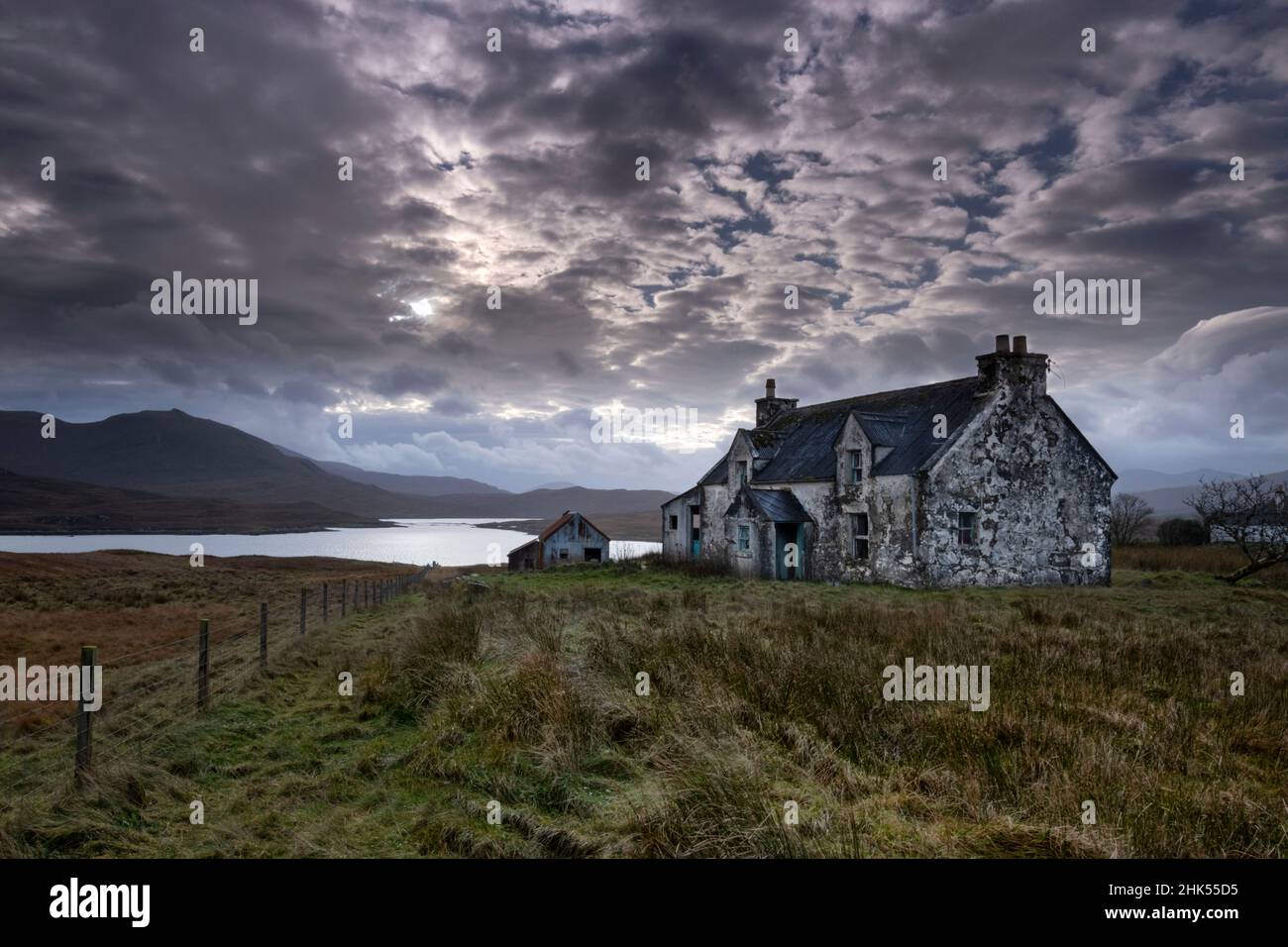 Abbandonata Croft House che si affaccia su Loch Siophort e le colline di Harris, Arivruaich, Isola di Lewis, Ebridi esterne, Scozia, Regno Unito, Europa Foto Stock