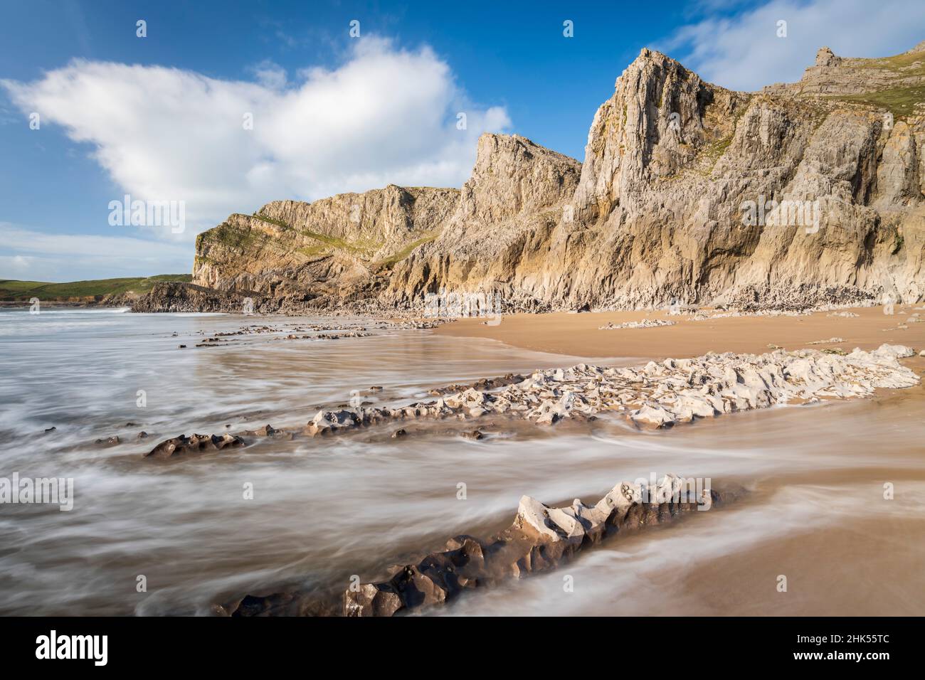 Scogliere spettacolari e una spiaggia deserta presso la favolosa Mewslade Bay sulla penisola di Gower, Galles, Regno Unito, Europa Foto Stock