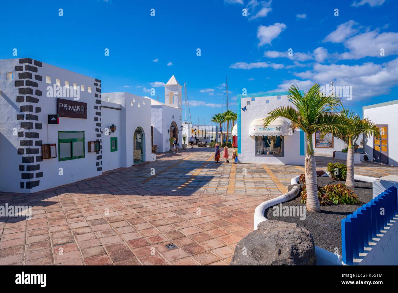 Vista di boutique a Rubicon Marina, Playa Blanca, Lanzarote, Isole Canarie, Spagna, Atlantico, Europa Foto Stock