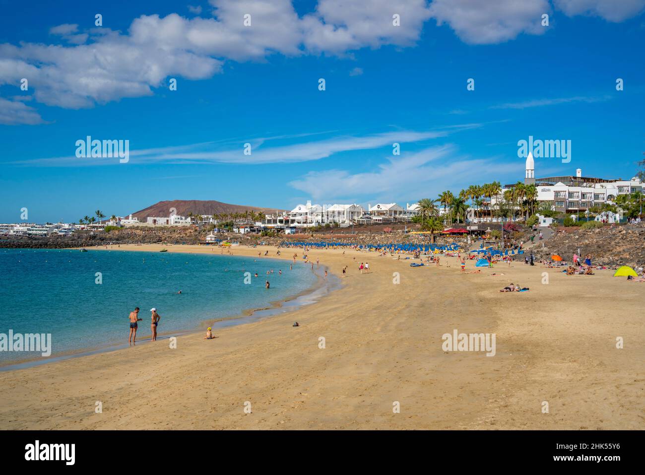 Vista dell'hotel con vista sulla spiaggia di Playa Dorada, Playa Blanca, Lanzarote, Isole Canarie, Spagna, Atlantico, Europa Foto Stock