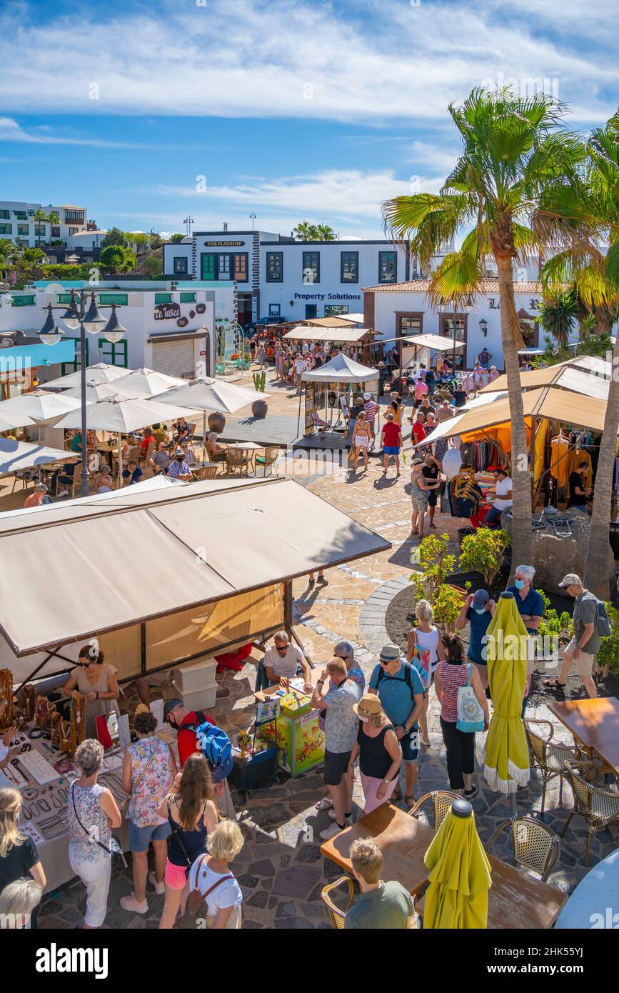 Vista delle bancarelle del mercato delle pulci a Rubicon Marina, Playa Blanca, Lanzarote, Isole Canarie, Spagna, Atlantico, Europa Foto Stock