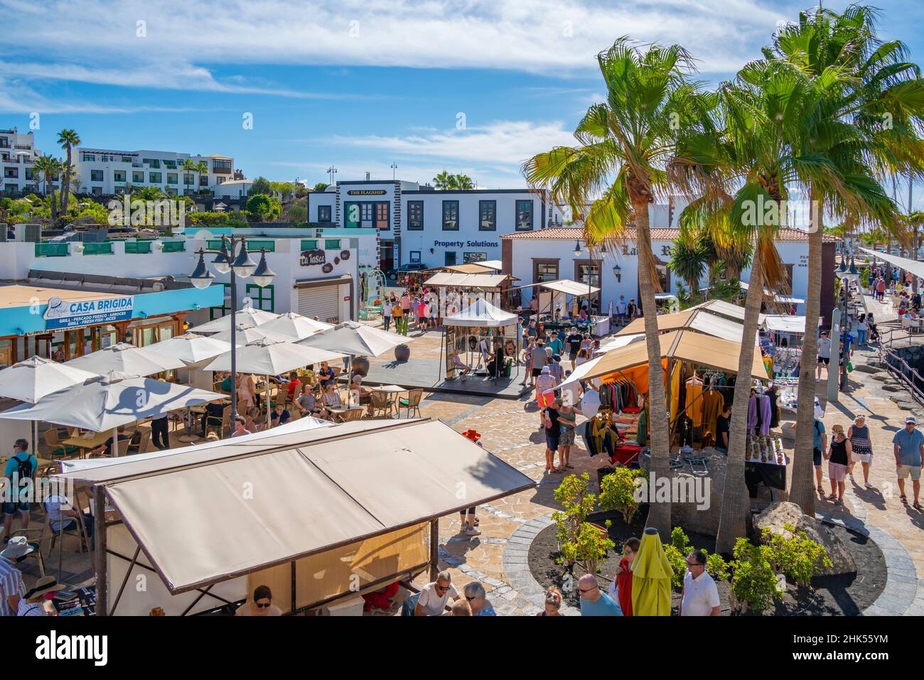 Vista delle bancarelle del mercato delle pulci a Rubicon Marina, Playa Blanca, Lanzarote, Isole Canarie, Spagna, Atlantico, Europa Foto Stock
